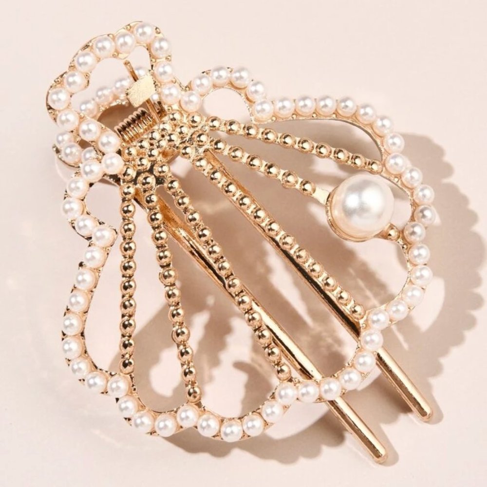 NIP Scallop Shell Design Hair Clip w Faux Pearls